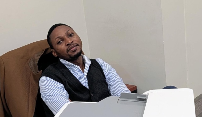 Dieumerci Kibisele encourage les jeunes du Camp Kabila à s’enrôler dans l’armée pour défendre le pays
